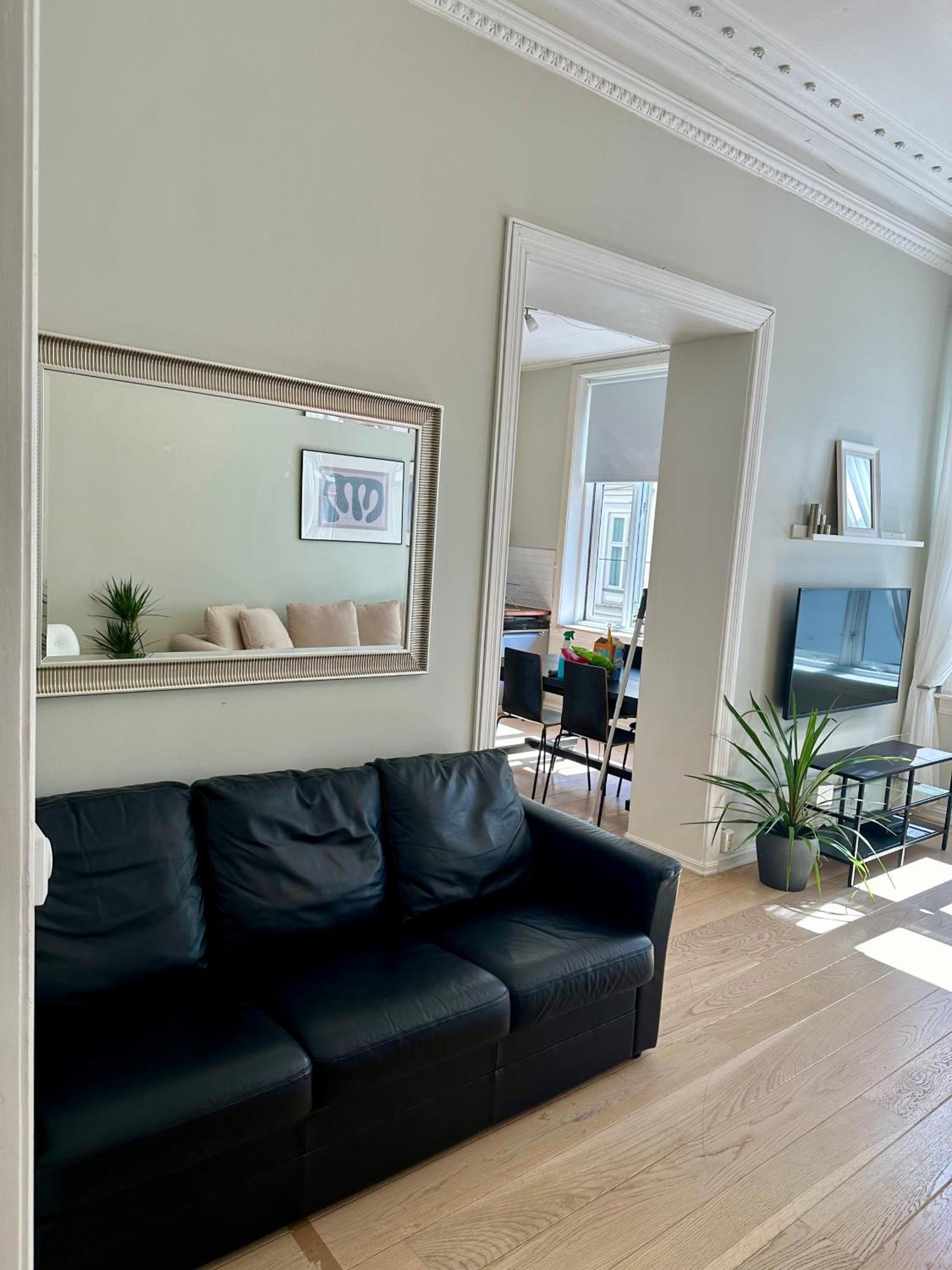 Classical 3 Bedroom, 2 Bath, Minutes From Royal Palace, Main Shopping Street, Restaurants & Downtown Oslo Exterior photo