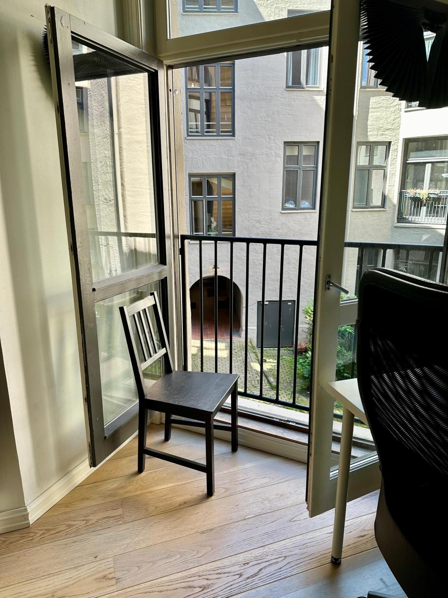 Classical 3 Bedroom, 2 Bath, Minutes From Royal Palace, Main Shopping Street, Restaurants & Downtown Oslo Exterior photo